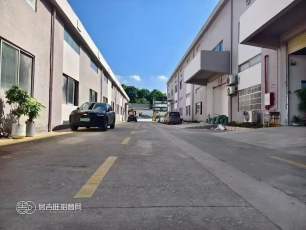 大岭山大塘村高速口附近二楼整层3800平，全吊顶车间，全新地坪漆装修 ​独立电梯使用，园区形象好拖头车出入方便