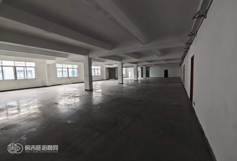 精品小独院！ 沙井新桥芙蓉工业区总面积5400平 1-3层，单层1800平/层，空地大停车位充足，毗邻新桥高速口