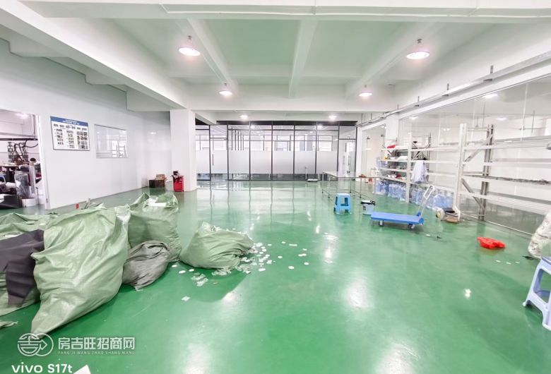 厚街镇新空出现成丝印厂房 楼上整层面积1800㎡，现成精装修，水电齐全