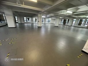 虎门白沙工业园新出原房东楼上1550平精装厂房，水电到位，拎包入住，好招工。工业园形象好，空地大