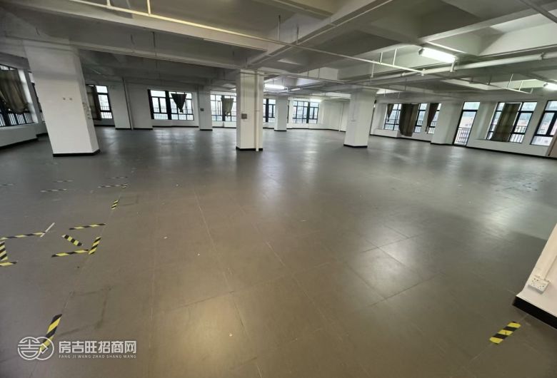 虎门白沙工业园新出原房东楼上1550平精装厂房，水电到位，拎包入住，好招工。工业园形象好，空地大