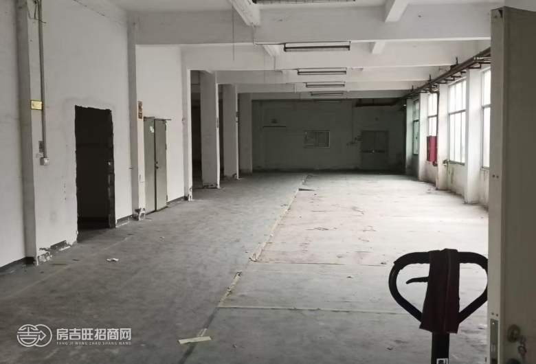 光明区凤凰街道独栋独院 厂房1-3层2500平，租金20元 现成办公室，带装修，地坪漆已刷