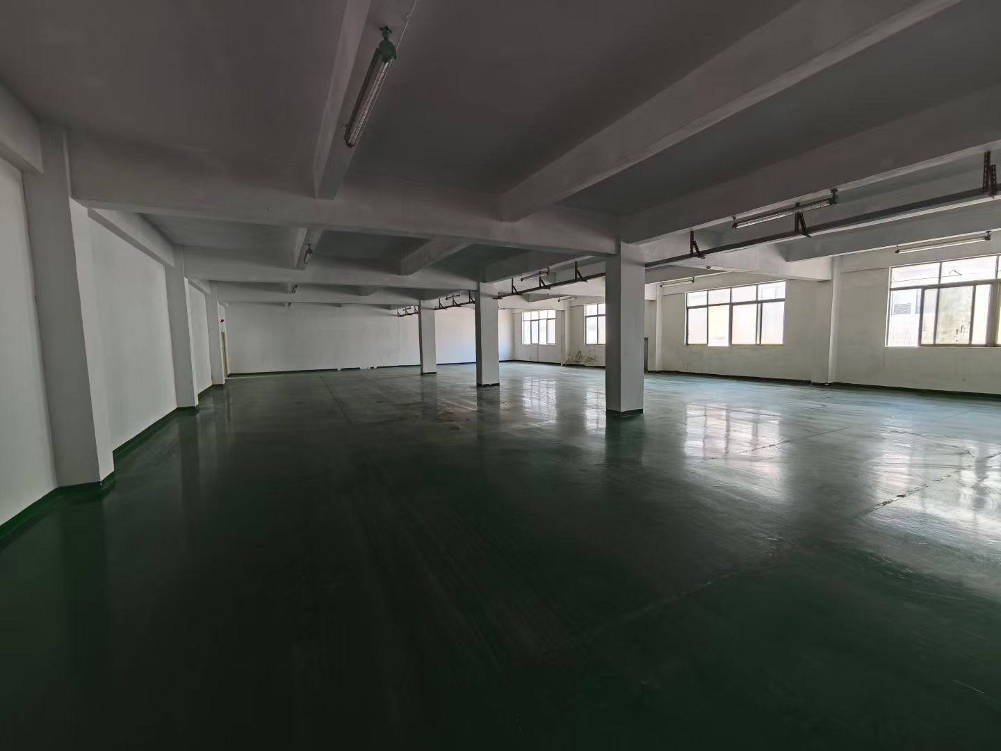 精品小独院！ 沙井新桥芙蓉工业区总面积5400平 1-3层，单层1800平/层，空地大停车位充足，毗邻新桥高速口