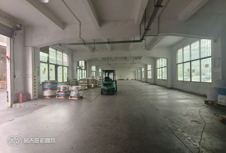 长安镇乌沙社区 大润发附近 即将空出独门独院   ​1-4楼 每层1560平方 一楼高度五米 ​总面积6240平方  ​宿舍按需变压器400可以过户 ​合同可签十年 ​