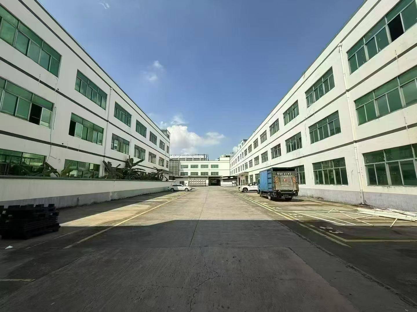 光明将石红本独院36800平方，厂房1-3层约26000平方，办公楼+宿舍约10800平方，可以分为两个独院，合同10年，适合各种行业