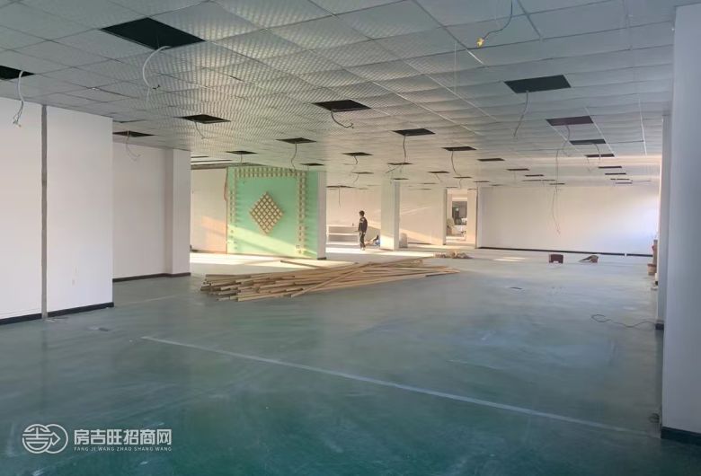 东城桑园工业区新空2楼2300平方一整层 带现成地坪漆，2部货梯1部2吨1部3吨货梯 水电齐全，