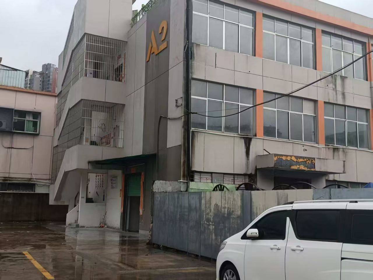 光明区凤凰街道独栋独院 厂房1-3层2500平，租金20元 现成办公室，带装修，地坪漆已刷