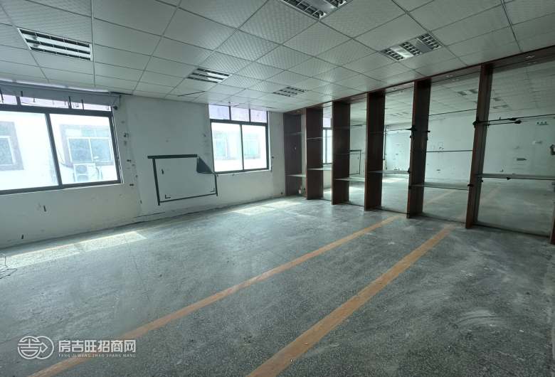 石岩塘头原房东三楼整层1500平方，实际面积出租，带前台办公室装修，实际面积出租