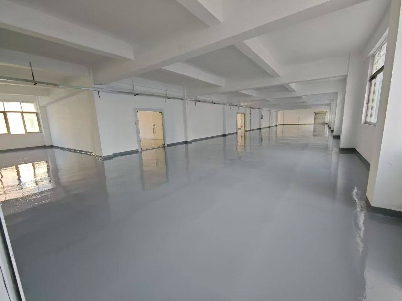 精品小独院！ 沙井新桥芙蓉工业区总面积5400平 1-3层，单层1800平/层，空地大停车位充足，毗邻新桥高速口
