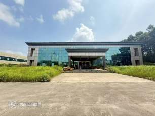 上市公司形象。松山湖靠大岭山花园式，空地大，精装修独门独院厂房34800平出租。可办环评