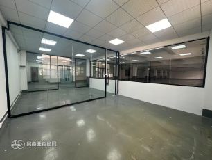 凤岗雁田楼上厂房1100平方，现成水电，地平漆，2吨标准电梯，全新装修办公室，形象靓，位置好，交通方便