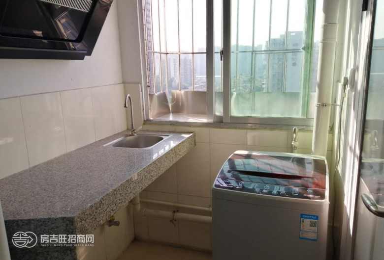 五号线，距离深圳北2个站，五和地铁站附近单间直租