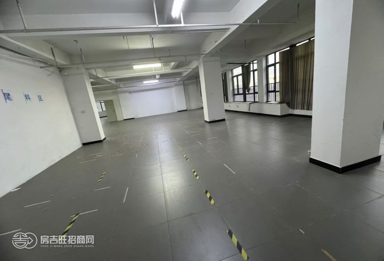 虎门白沙工业园新出原房东楼上1550平精装厂房，水电到位，拎包入住，好招工。工业园形象好，空地大