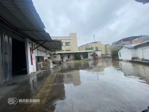 黄江离高速口三公里 独门独院工业厂房占地面积3300平 高度6米 电250千瓦  3万/月 合同五年 业主直租！