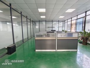 厚街镇新空出现成丝印厂房 楼上整层面积1800㎡，现成精装修，水电齐全