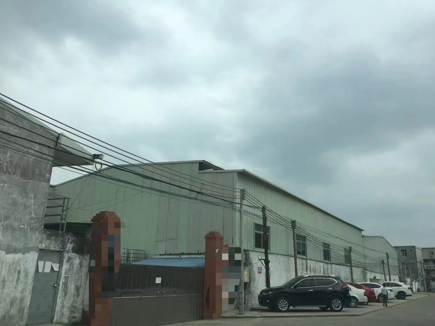 横沥，新空出独院 厂房总面积2500平，现成办公室，工业用地，东部快速路和高速路口旁边进出方便，高9米，电300kw主线已到车间