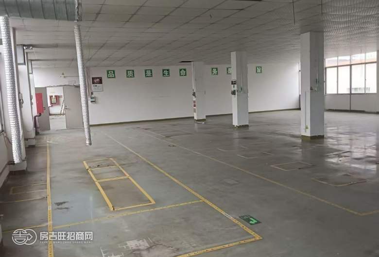 光明区凤凰街道独栋独院 厂房1-3层2500平，租金20元 现成办公室，带装修，地坪漆已刷
