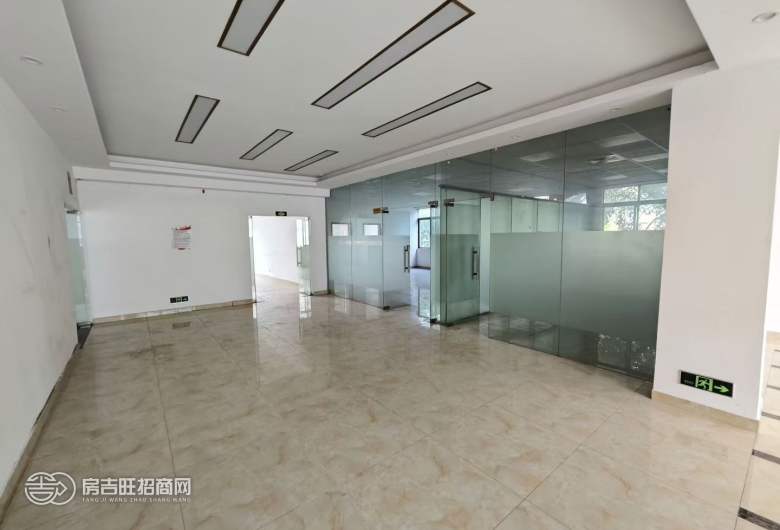 精品小独院！ 沙井新桥芙蓉工业区总面积5400平 1-3层，单层1800平/层，空地大停车位充足，毗邻新桥高速口